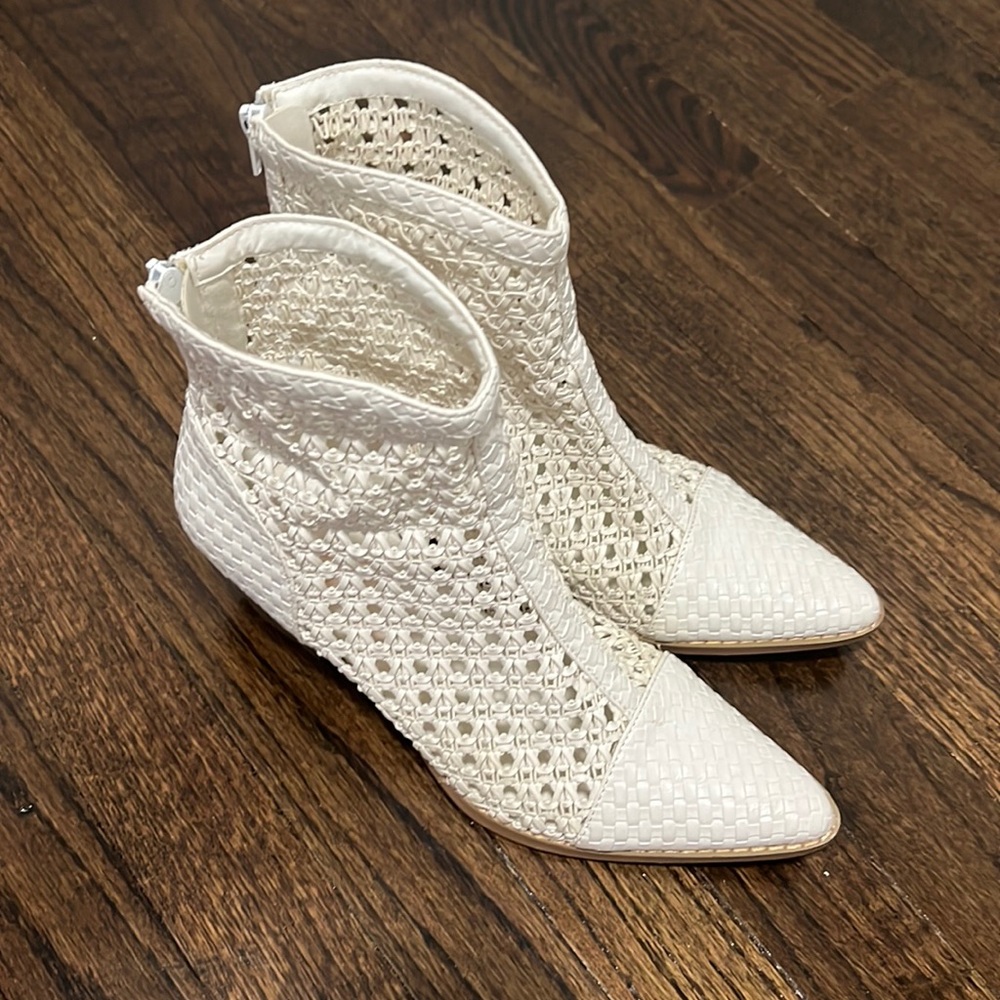 Coconuts By Matisse White Caught Up Pointed Zippe… - image 1